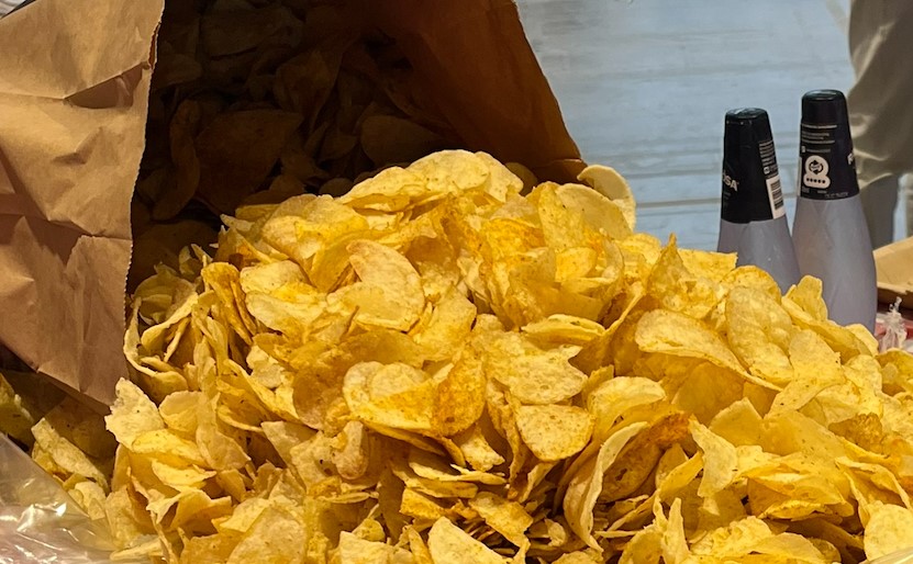 Umuts kartoffelchips med karry og raita Umuts kartoffelchips med karry og raita